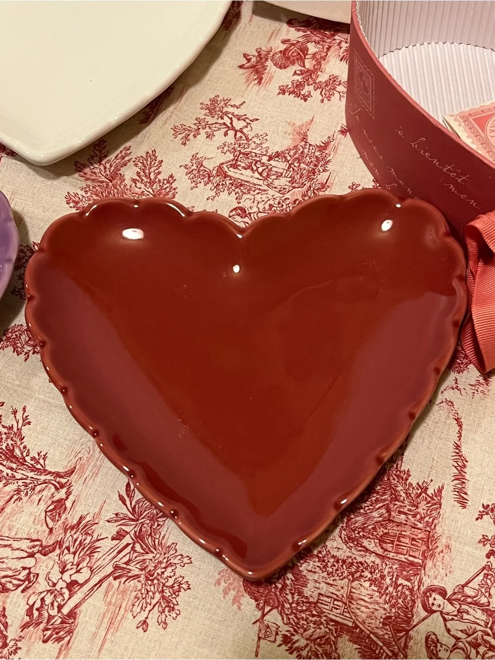 NWT WILLIAMS-SONOMA SCALLOPED HEART PLATES.